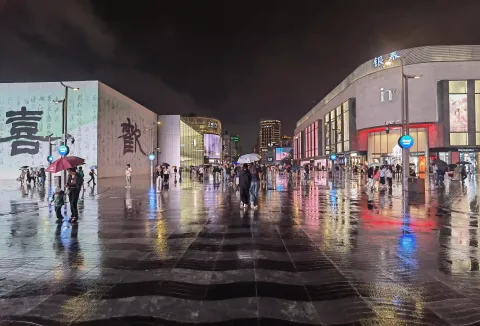 雨夜的湖滨步行街