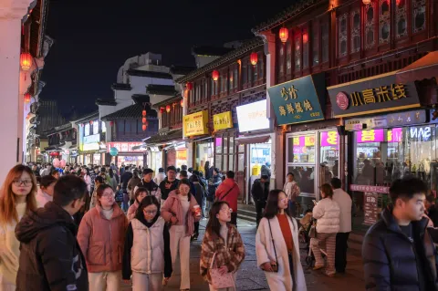 夜间衣裳街拥挤的人流