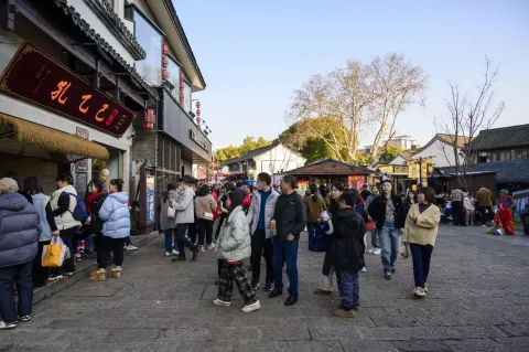 孔乙己前驻足的游客