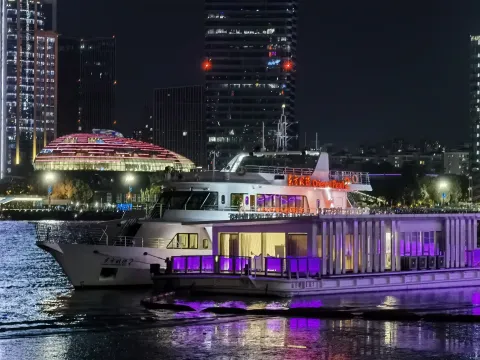 夜晚黄浦江上的游船