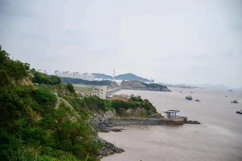 崖畔望港，山海与码头