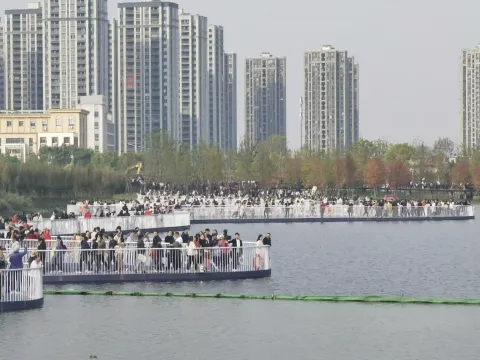 水上浮桥，熙攘游人揽湖景