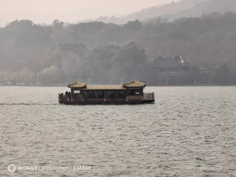 画舫行于山水间