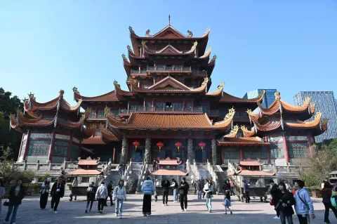 罗汉堂前广场游人