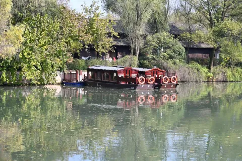 画舫静泊水岸