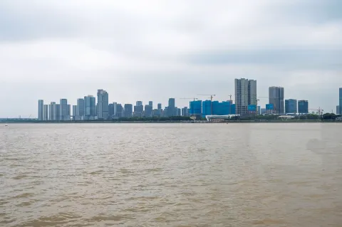 钱塘江上眺望钱江世纪城天际线
