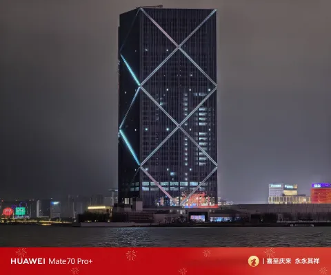 夜幕下的湖岸高楼