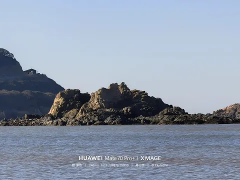 海里的嶙峋岩峰