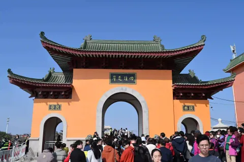 山门牌楼回头是岸