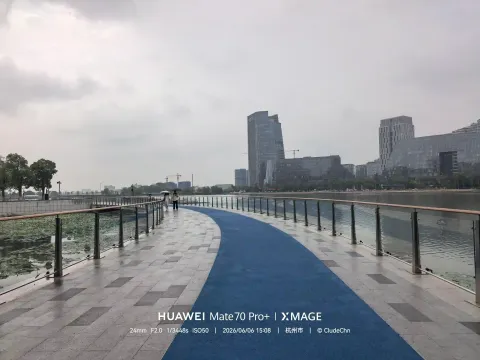 雨中环湖蓝跑道