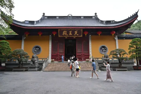 天王殿：庄严法相迎客来
