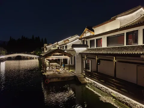 河边的夜景