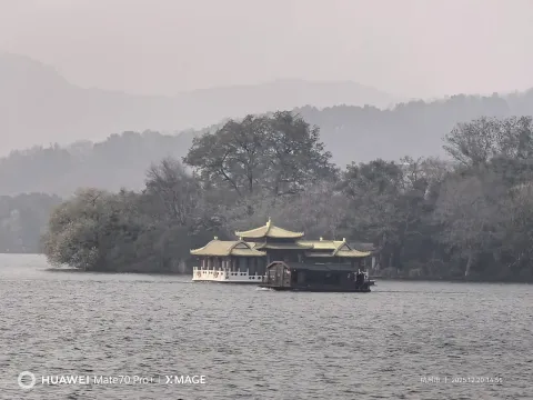 湖上金顶画舫