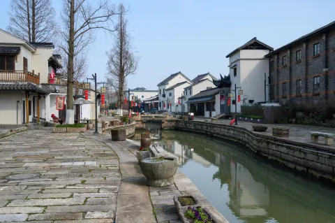 河岸两侧景色