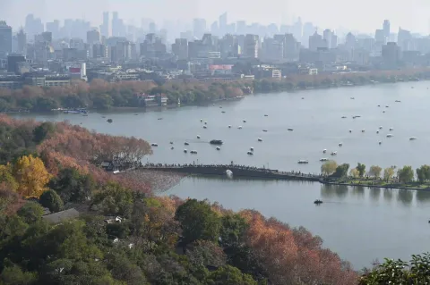 俯瞰西湖断桥