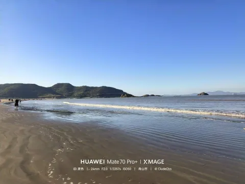 沙滩留下潮汐的纹路