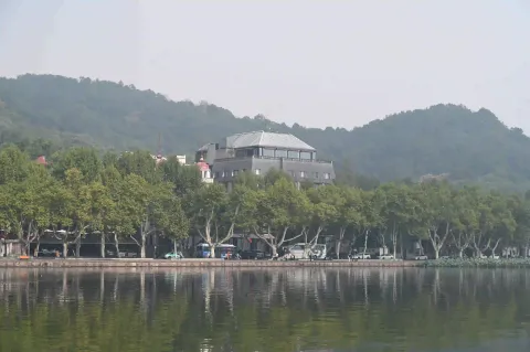 遥望北山街湖岸