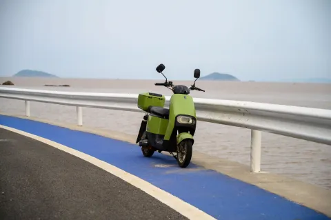 停靠在海岸护栏边的电动车