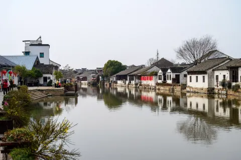 古镇小河两岸景色