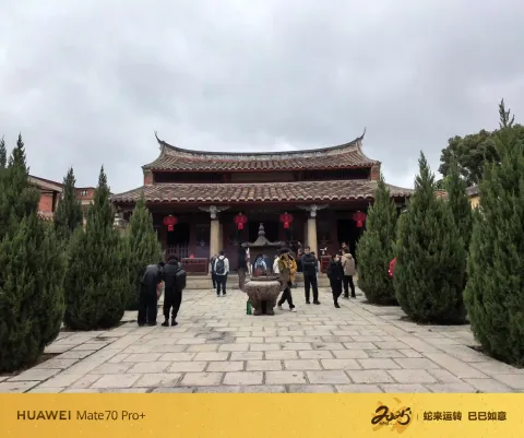 红瓦古殿