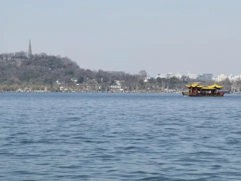 西湖上的游船与保俶塔