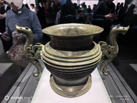 春秋早期龙耳尊