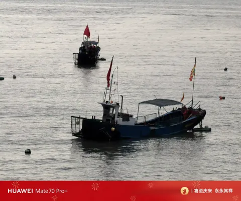 静静泊于海面的渔船