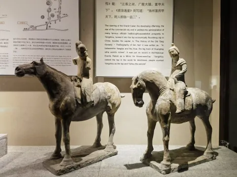 博物馆中的彩陶骑马俑