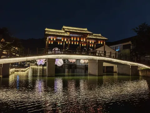 横跨河面的廊桥