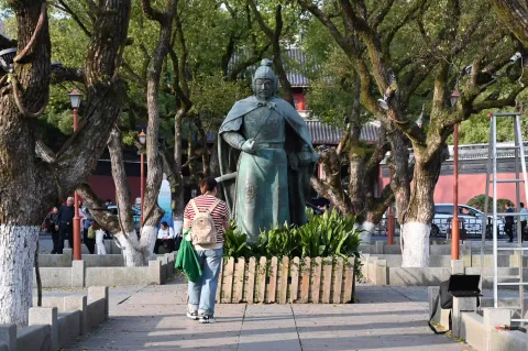 岳飞铜像