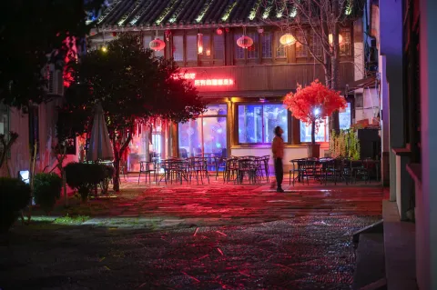 酒吧外的走道