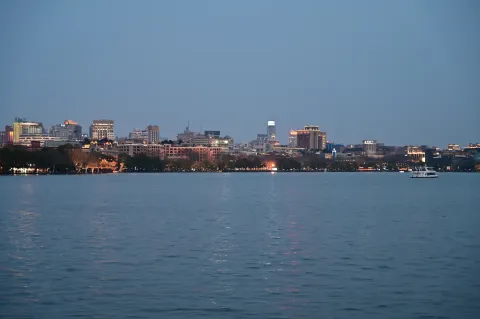 开始亮灯的城市夜景