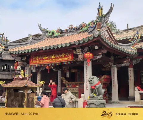 殿前石狮与香客