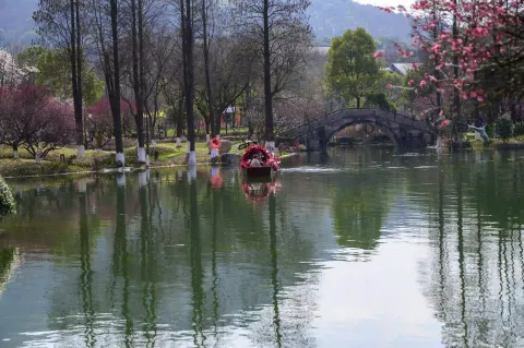 湖面上的花船