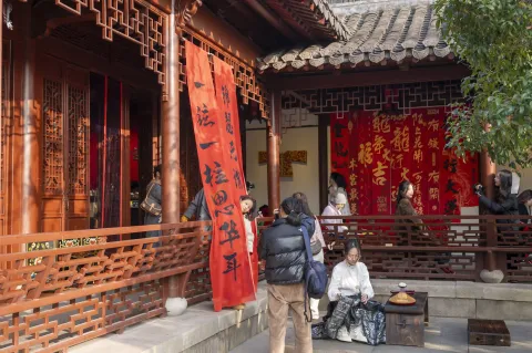 纷纷拍照的人群