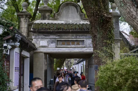 小莲庄出口处的人流