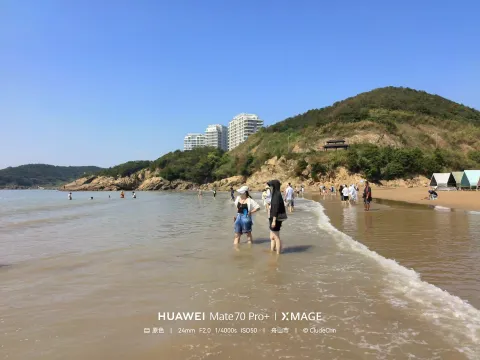 沙滩上踏水而行