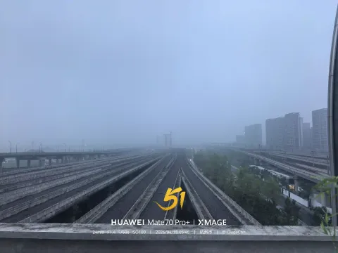 清晨大雾高架铁路轨道