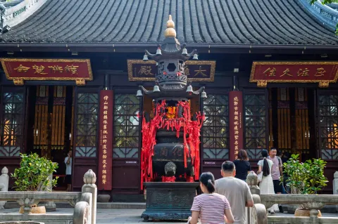 大雄宝殿前红绳寄心愿