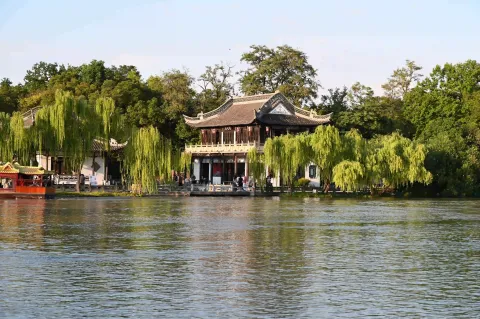 瘦西湖畔柳丝长，古筑倒影映湖光