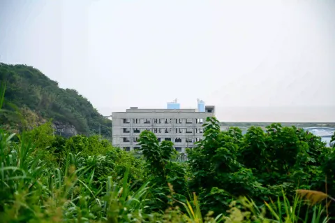 山脚毛坯烂尾楼