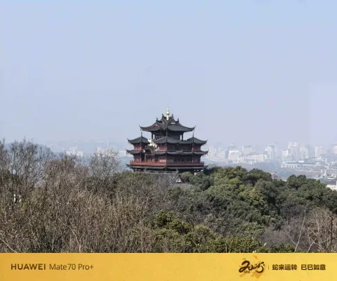 吴山之上，遥看城隍阁