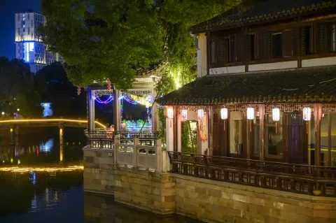 夜晚河边的景色