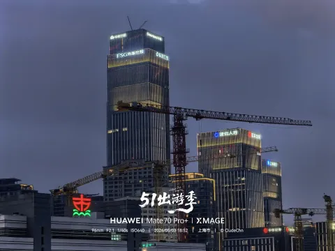 楼宇与塔吊同框