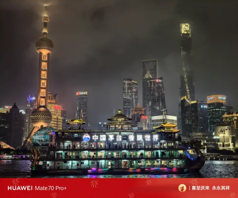 黄浦江上龙船揽尽陆家嘴繁华