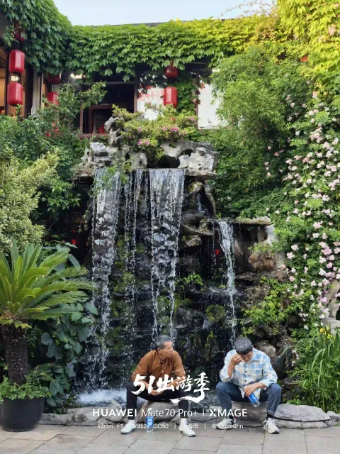 假山叠瀑小景