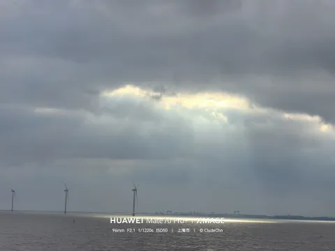 云隙光落海面