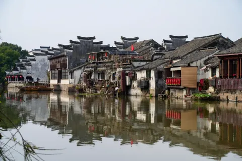 古镇小河两岸景色