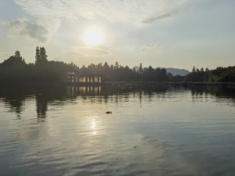 即将夕阳下的湖面