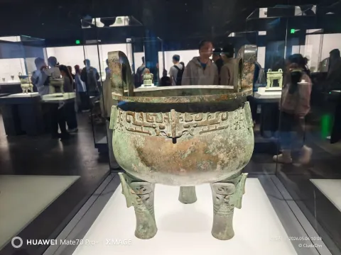 青铜圆鼎